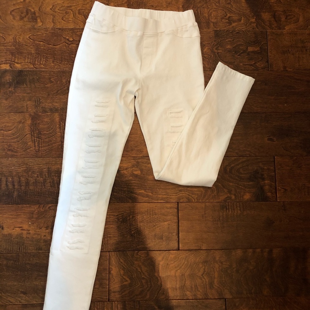 NWT! White ripped jeggings